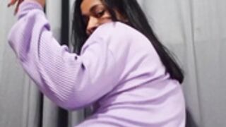 Beatriz dançando sem calcinha