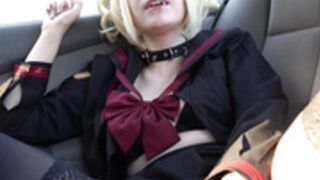 Himiko jugando en un coche