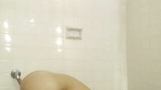 LovelyKittie rubbing herself in shower 2017/08/26