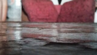 novinha chupando e sentando para o namorado