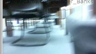 Ginger_Banks jugando con Dildo en la biblioteca.