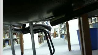 Ginger_Banks jugando con Dildo en la biblioteca.