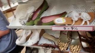 espiando a una nena en una zapateria