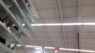 espiando a una nena en una zapateria