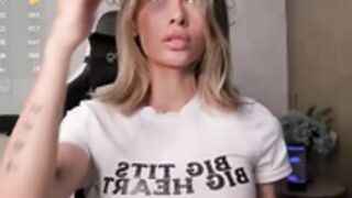 Abril_w18 - 2024-09-15 Solo in white t-shirt