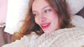 Lunaticabae Close camera fucks dildo + squirt