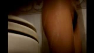 espiando ala rica prima en la ducha