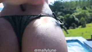 Mally Lune Pool fucking