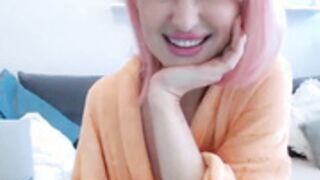 xxxawesomeart spanks make her horny