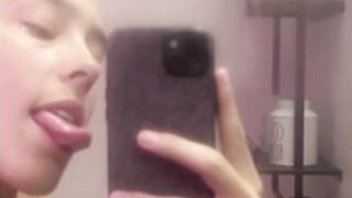 Lexie Peterss (Sexy Lexie) bathroom