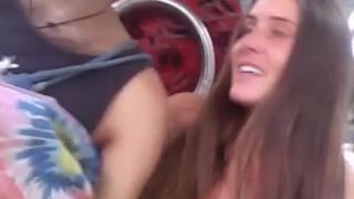 Descuido de chica se le ve el pezon