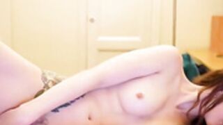 Ellaa91 plays her cooch with her hand