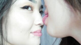 Suzi_And_Alice nose lick