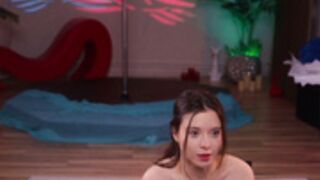 Kittycaitlin massages oil on tits 01.29.2026