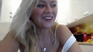 kiradivine - shaking amazing ass