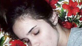 Rica mamada a lo cubano a las 2 manos