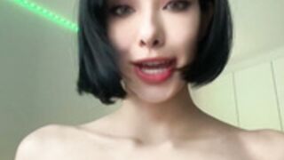 Voulezj Rubbing Dildo With Tits