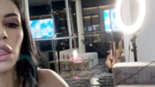 Dahyn Fingering And Vibrator Play