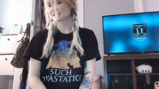 duckchan0 naked in her new place