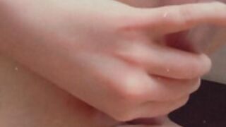 Masturbation française gros seins