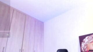 Julzlolo fingers her delicious pussy