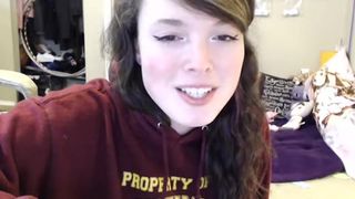 kerayz finger her pussy