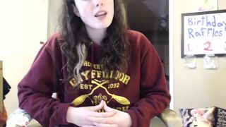 kerayz finger her pussy