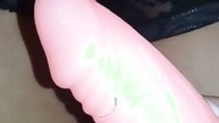 Lucy usa su dildo