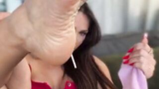 VickyDuchess shows beautiful feet soles