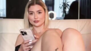DaisyLin shows Feet