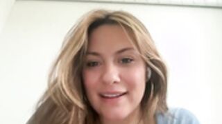 roxie_v shows tits and sucks a dildo