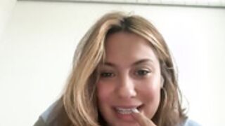 roxie_v shows tits and sucks a dildo