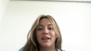roxie_v shows tits and sucks a dildo