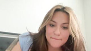 roxie_v shows tits and sucks a dildo