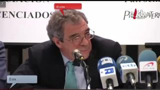 Alierta ( Presidente de Telefonica ) con los cartelitos