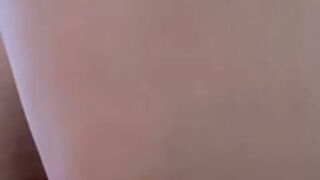 Se masturba con una pistola de masajes