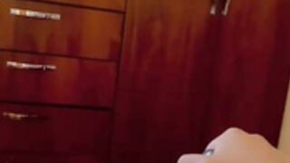 Se masturba con una pistola de masajes