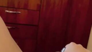 Se masturba con una pistola de masajes