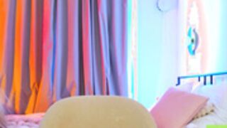 lilylumina_ loves showing off her ass