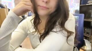 Valeriaankaa masturbates in the office