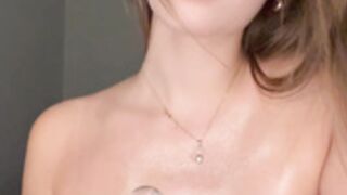 Viktoriakpa plays with dildo