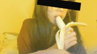 destenie eating banana