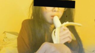 destenie eating banana