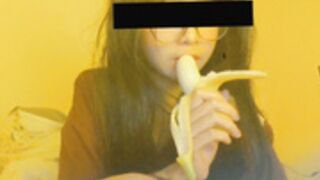 destenie eating banana