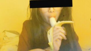 destenie eating banana