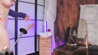 mollyflwers big booty girl uses fuckmachine
