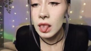 Christie_memeow shows her big tits