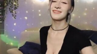 Christie_memeow shows her big tits