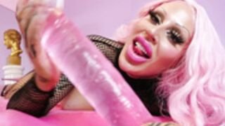 bimbo queen alicia amira sucks dildo with her dsls