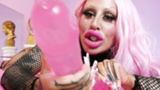 bimbo queen alicia amira sucks dildo with her dsls